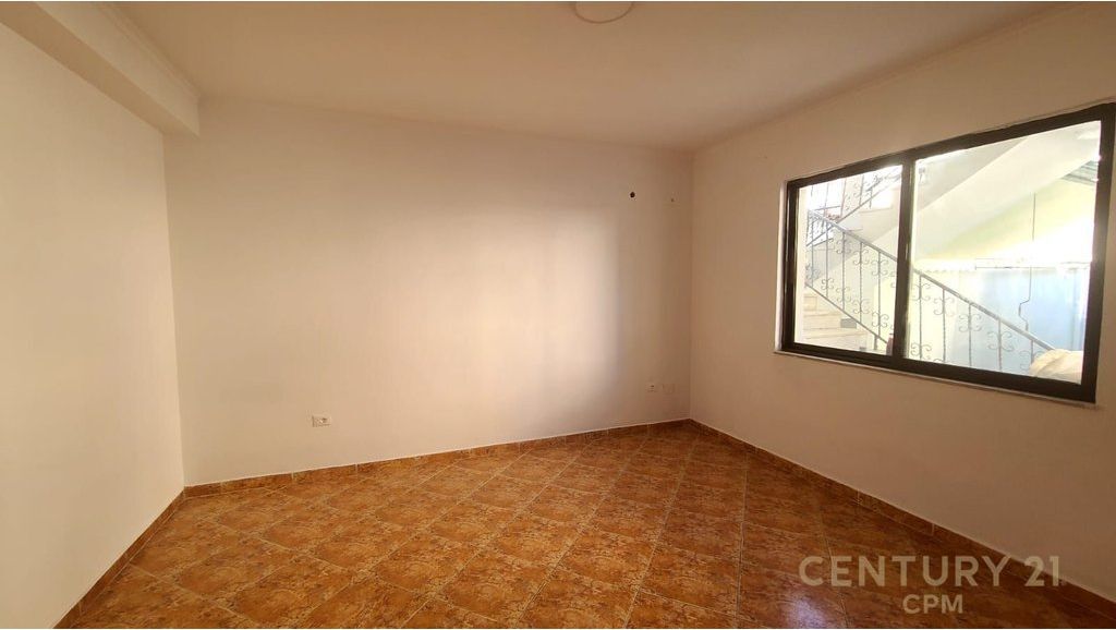 Godinë 3-katëshe me oborr për qira – pranë Komisariatit Nr. 1 1,850 € /Muaj