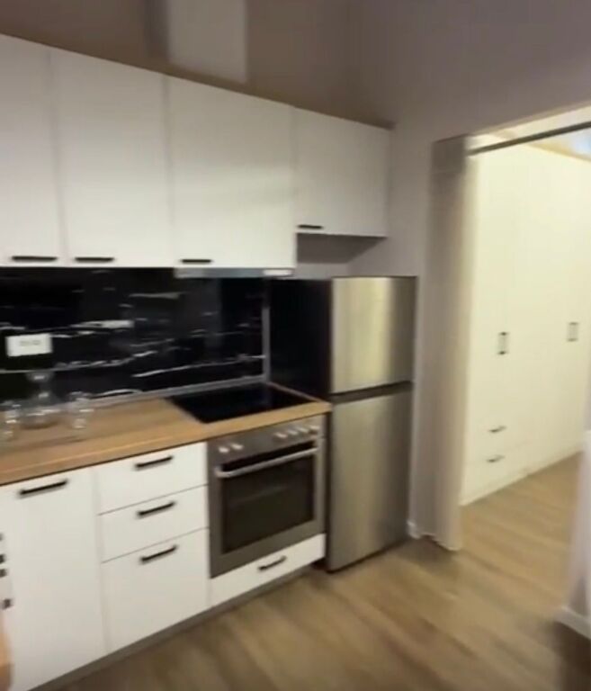 Apartament 1+1 (i modifikuar) tek Blloku i Ambasadave pranr Rruges se Durresit!