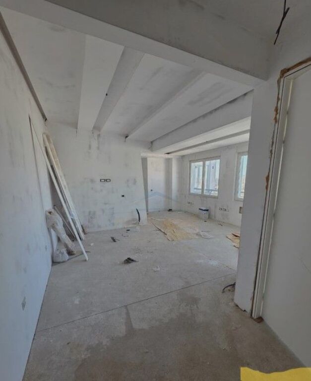 Shitet, Apartament 1+1+2, tek Ish Ekspozita, Tiranë