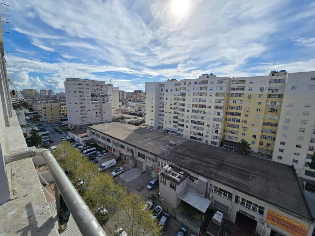 Apartament 2+1+2 në shitje, ideal për banim familjar ose investim.