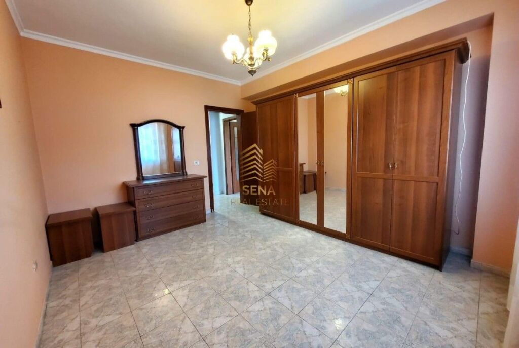 Affitto, Appartamento 1+1+balcone+deposito, Via Bardhyl, 45.000 Lek/mese.