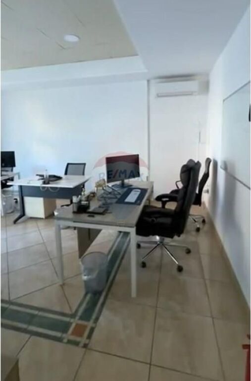 Jepet me Qira Ambjent për Zyra në Bllok