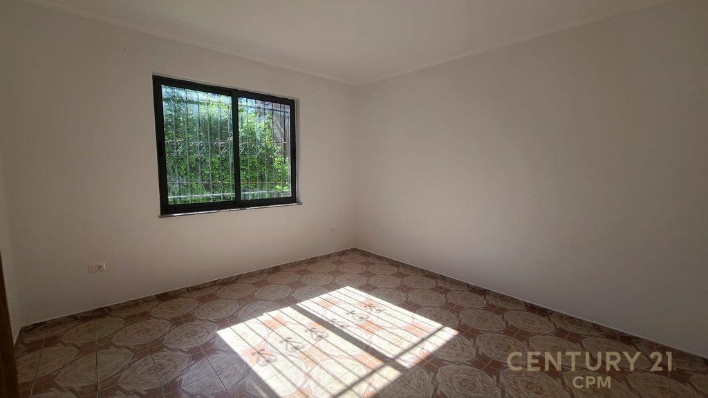 Godinë 3-katëshe me oborr për qira – pranë Komisariatit Nr. 1 1,850 € /Muaj