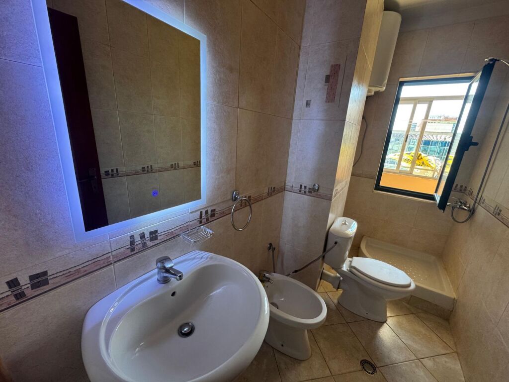 APARTAMENT PER QQERA TEK STACIONI TRENIT