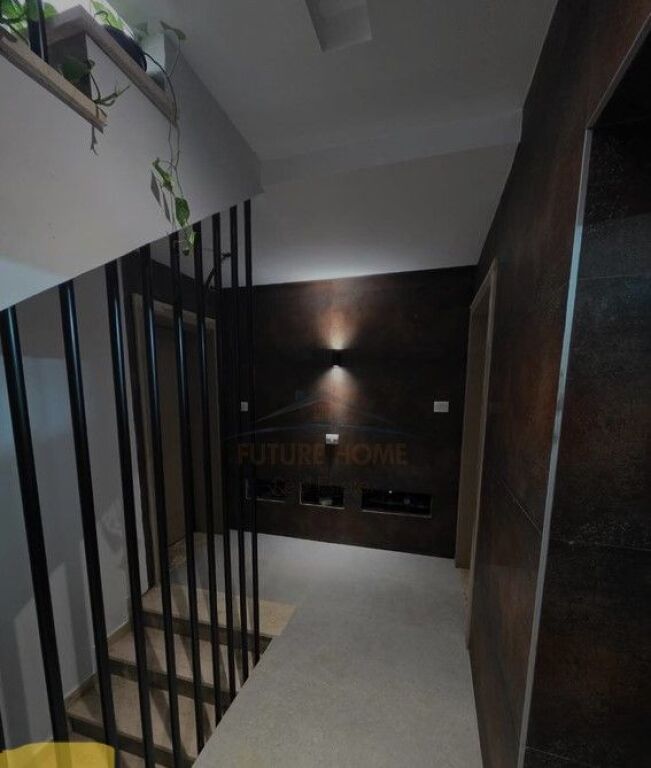 Shitet, Apartament 1+1+2, tek Ish Ekspozita, Tiranë