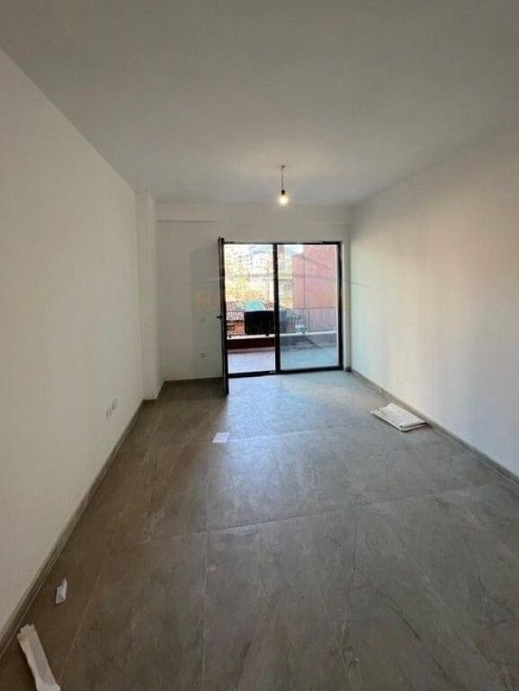 Qera, Ambient biznesi,Myslym Shyri