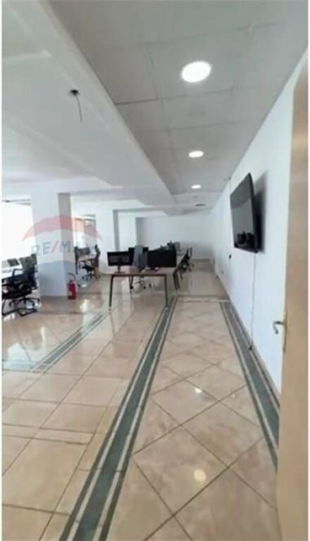 Jepet me Qira Ambjent për Zyra në Bllok