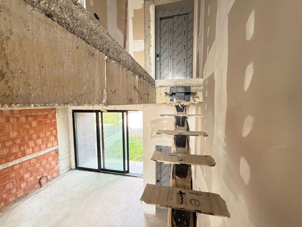 🏡 Vilë e Bashkangjitur për Shitje pranë TEG