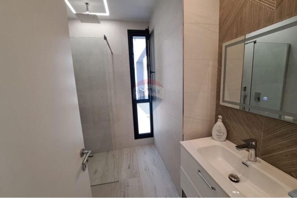 🌊 APARTAMENT LUKSOZ  2+1+2 NË SHITJE – LUNGOMARE, VLORË