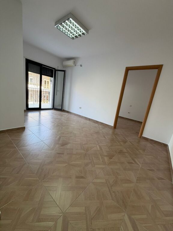 Jepet ambient per zyra me qera 1+1 tek Rruga e Sales Qender Tirane !