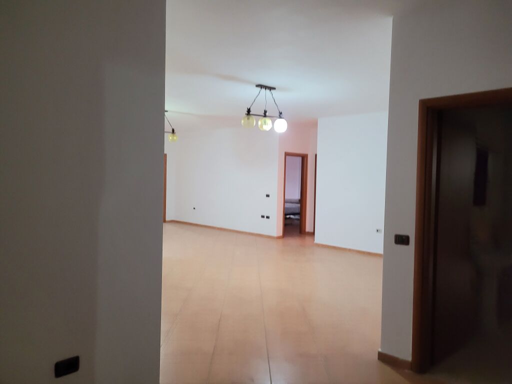 Shitet  apartament  3 +1+2  +parkim fillimi rruges  Kodra e Diellit  