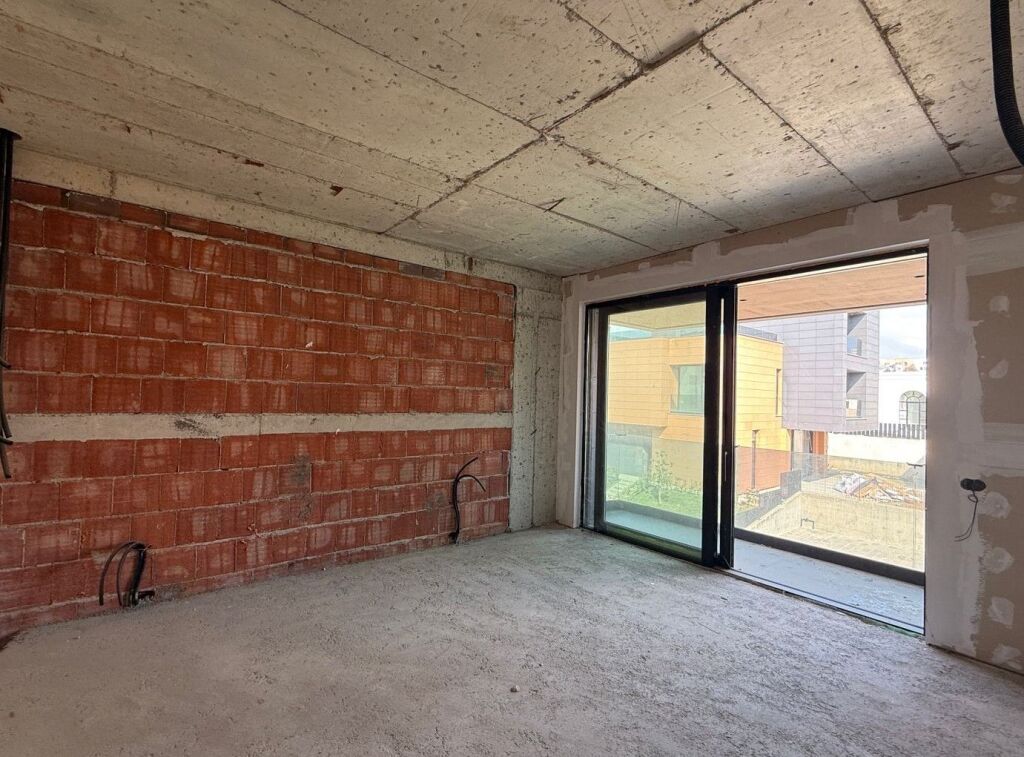 Vilë e Bashkangjitur për Shitje pranë TEG