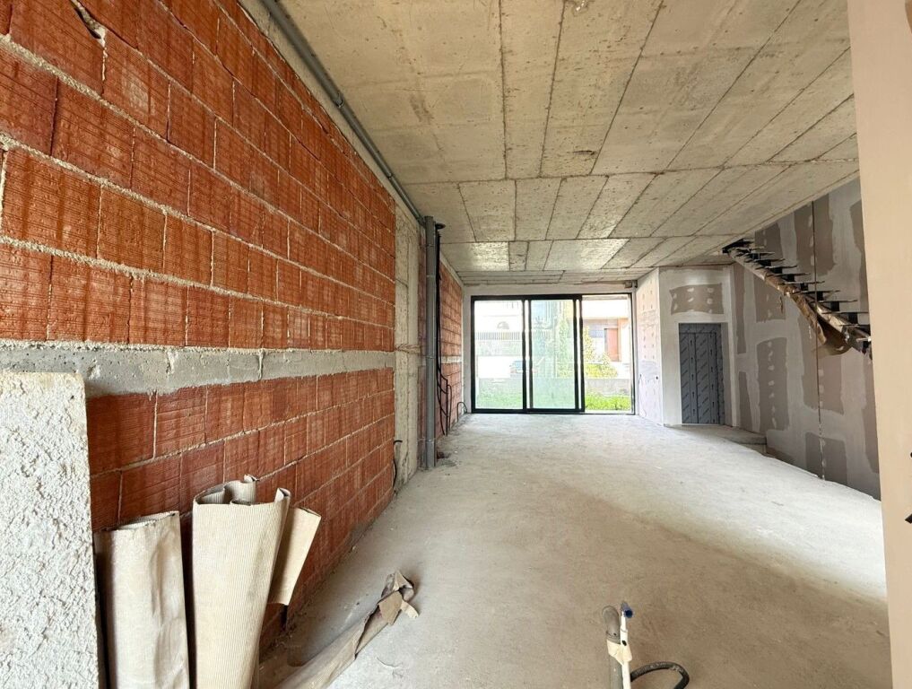 Vilë e Bashkangjitur për Shitje pranë TEG