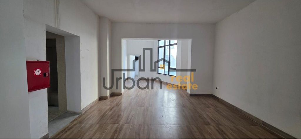 Jepet Ambjent Biznesi me qera tek Mine Peza/Donika Center