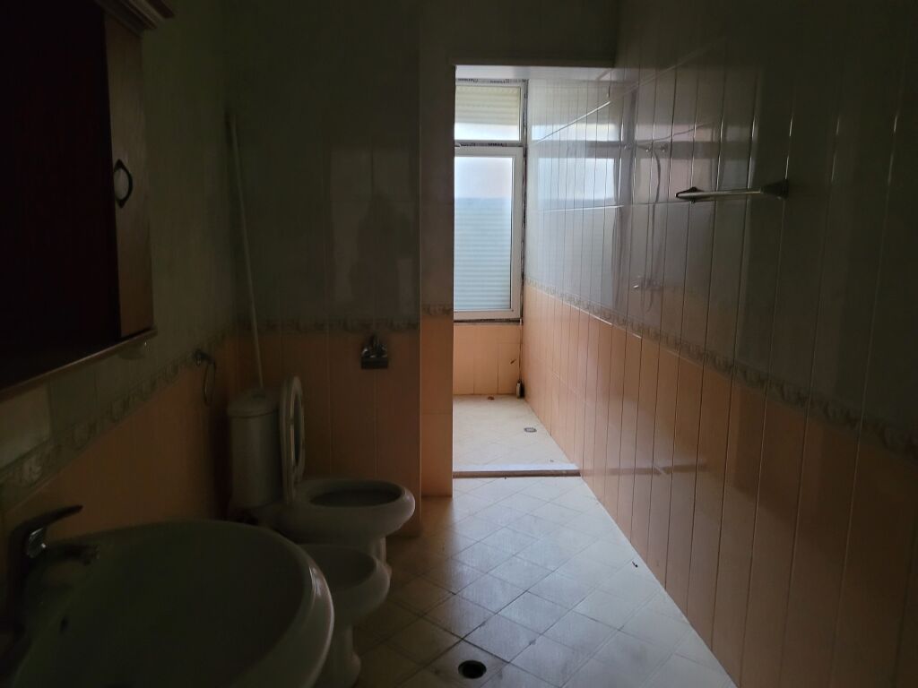 Shitet  apartament  3 +1+2  +parkim fillimi rruges  Kodra e Diellit  