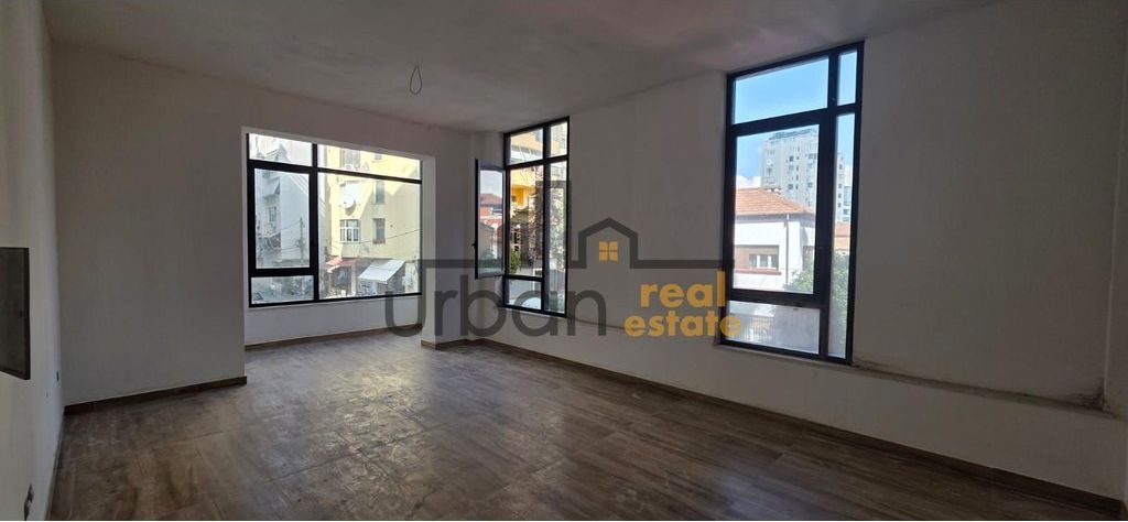 Jepet Ambjent Biznesi me qera tek Mine Peza/Donika Center