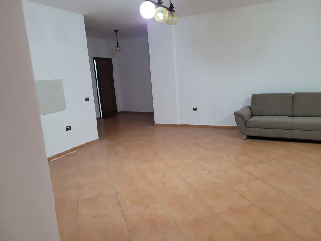 Shitet  apartament  3 +1+2  +parkim fillimi rruges  Kodra e Diellit  