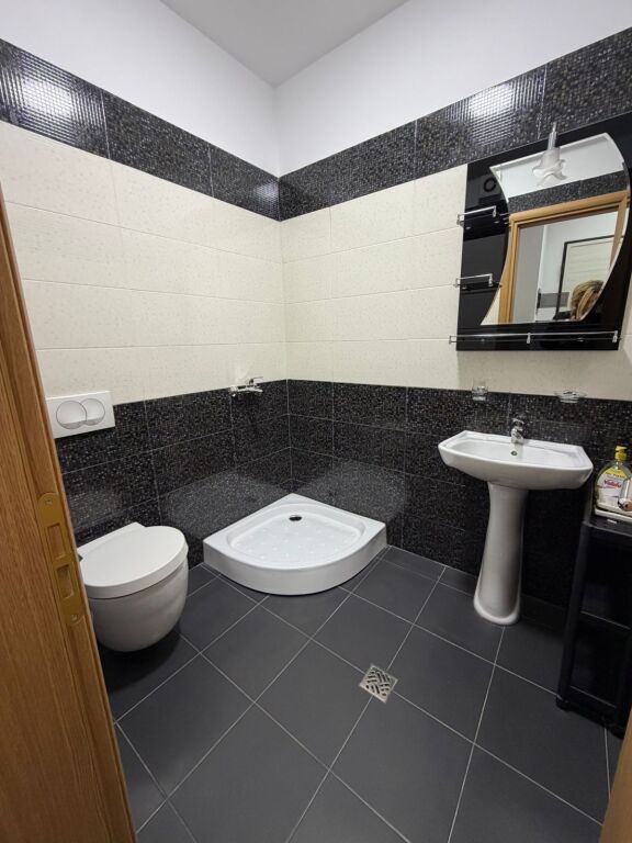 Jepet ambient per zyra me qera 1+1 tek Rruga e Sales Qender Tirane !