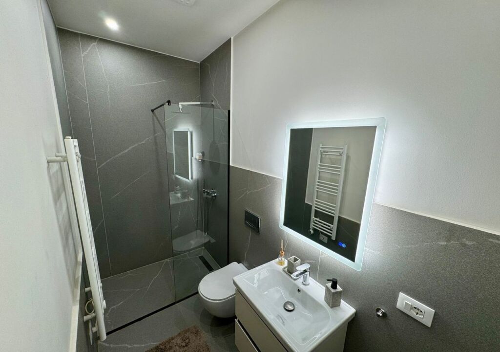 Appartamento in Affitto a Komuna e Parisit - 600 EUR