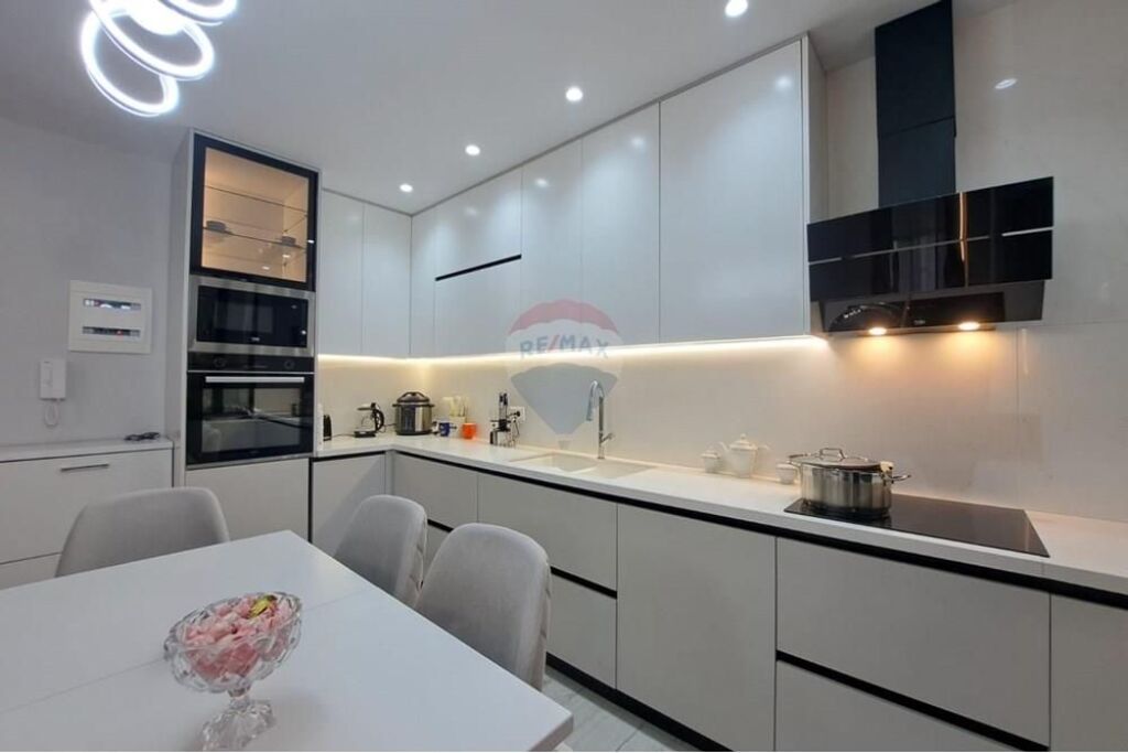 🌊 APARTAMENT LUKSOZ  2+1+2 NË SHITJE – LUNGOMARE, VLORË