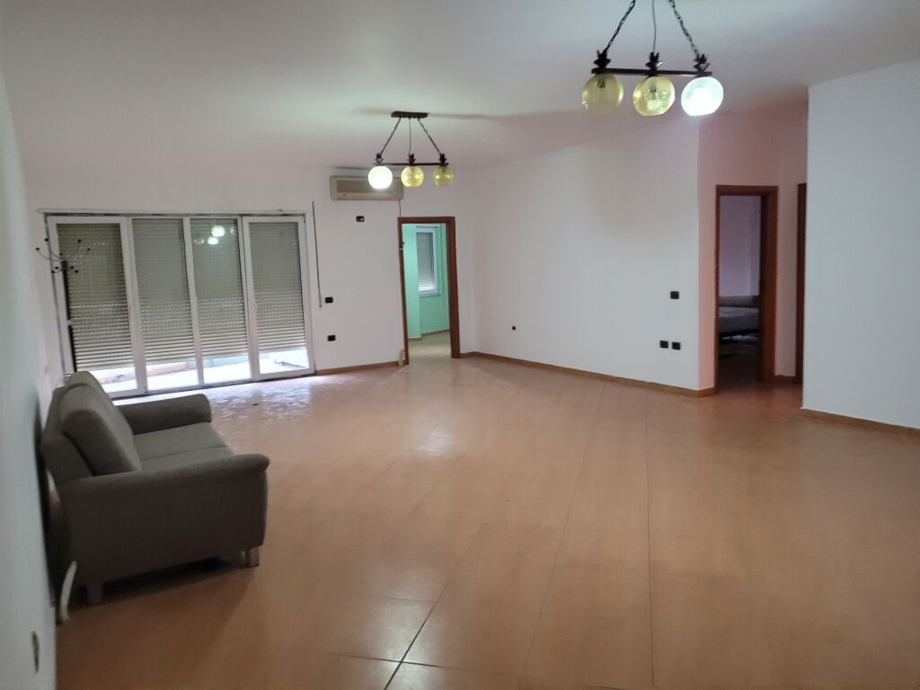 Shitet  apartament  3 +1+2  +parkim fillimi rruges  Kodra e Diellit  
