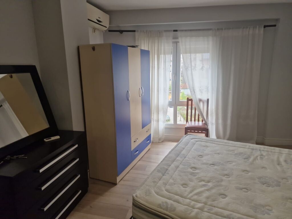 Shitet apartament 2 + 1  +2 Komuna e Parisit.