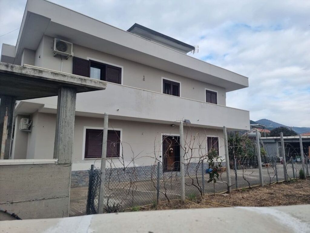 Lezhë SMT - Shitet Vilë