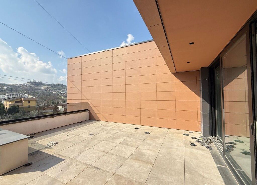 Vilë e Bashkangjitur për Shitje pranë TEG