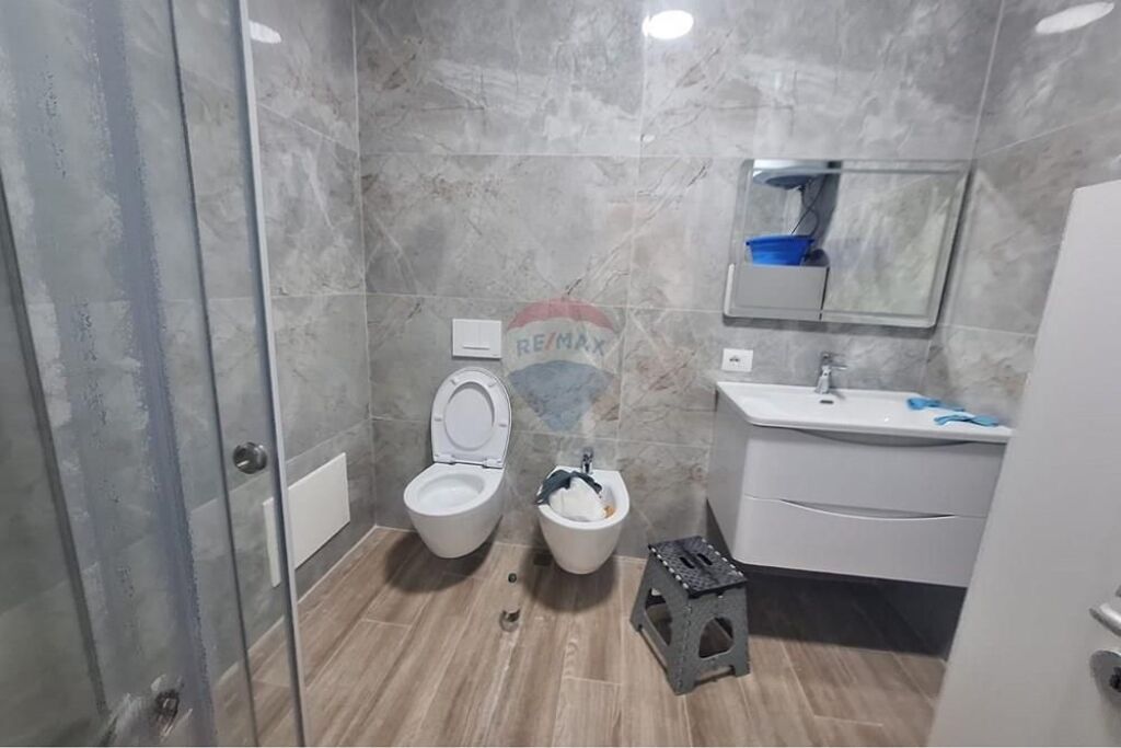 Apartament  1+1 + Post Parkimi- Për Qira - Zogu I Zi, Tiranë