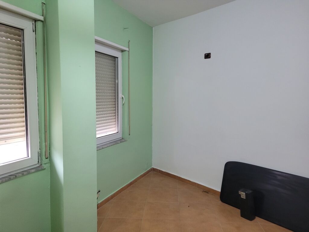 Shitet  apartament  3 +1+2  +parkim fillimi rruges  Kodra e Diellit  