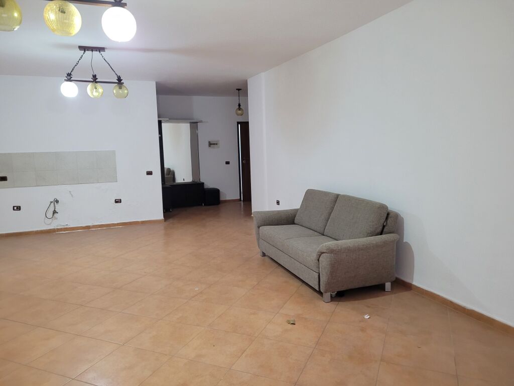 Shitet  apartament  3 +1+2  +parkim fillimi rruges  Kodra e Diellit  