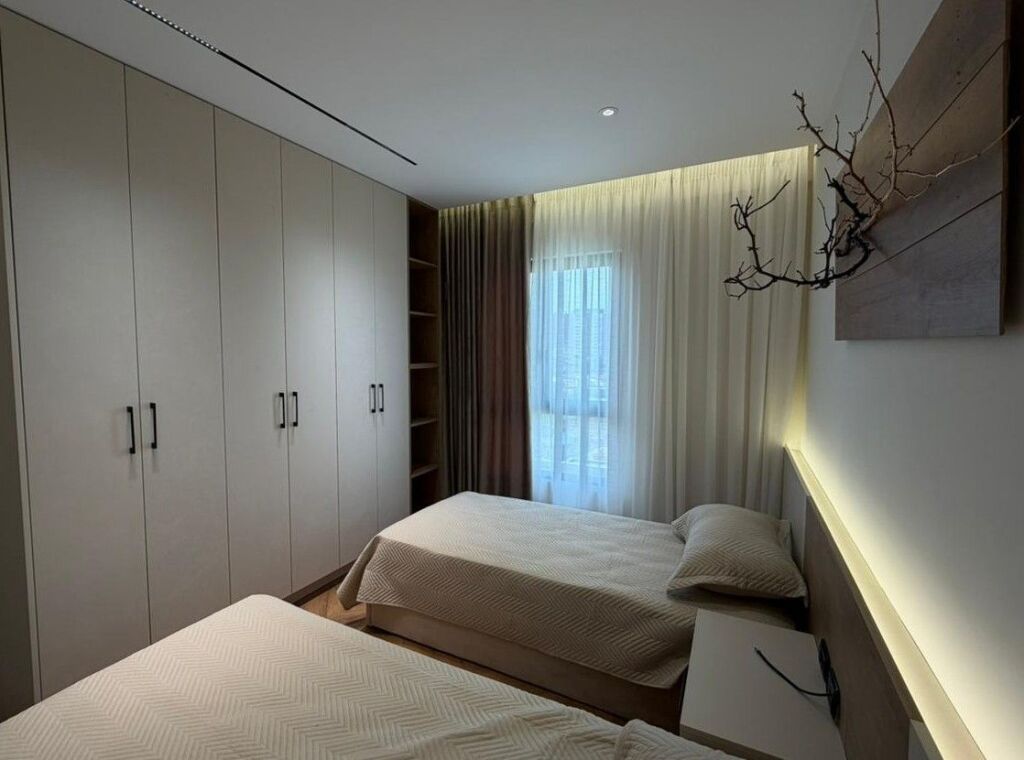 Apartament  2+1 + Gardërobë për Shitje – Përballë Kompleksit Delijorgji