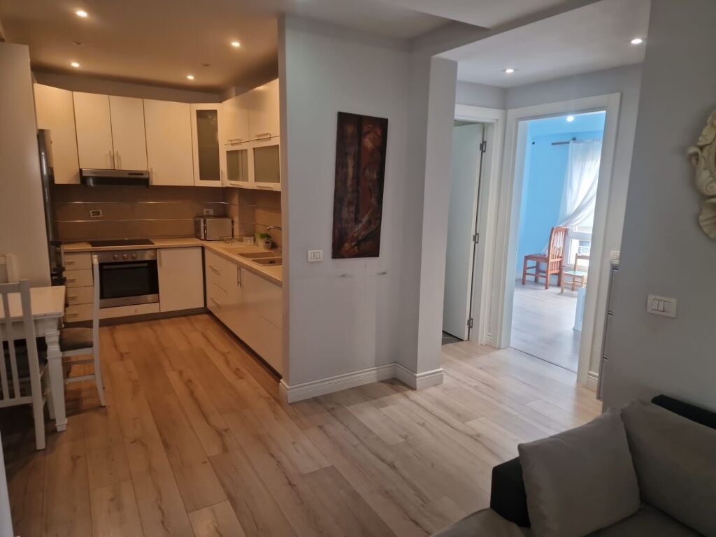 Shitet apartament 2 + 1  +2 Komuna e Parisit.