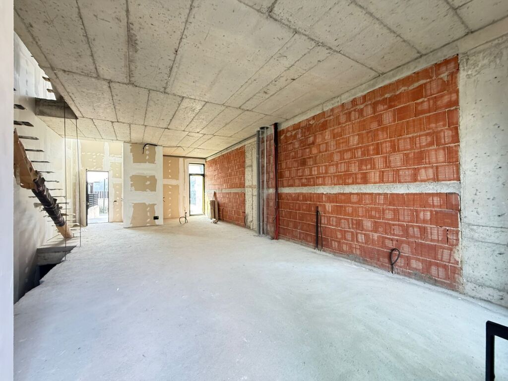 🏡 Vilë e Bashkangjitur për Shitje pranë TEG