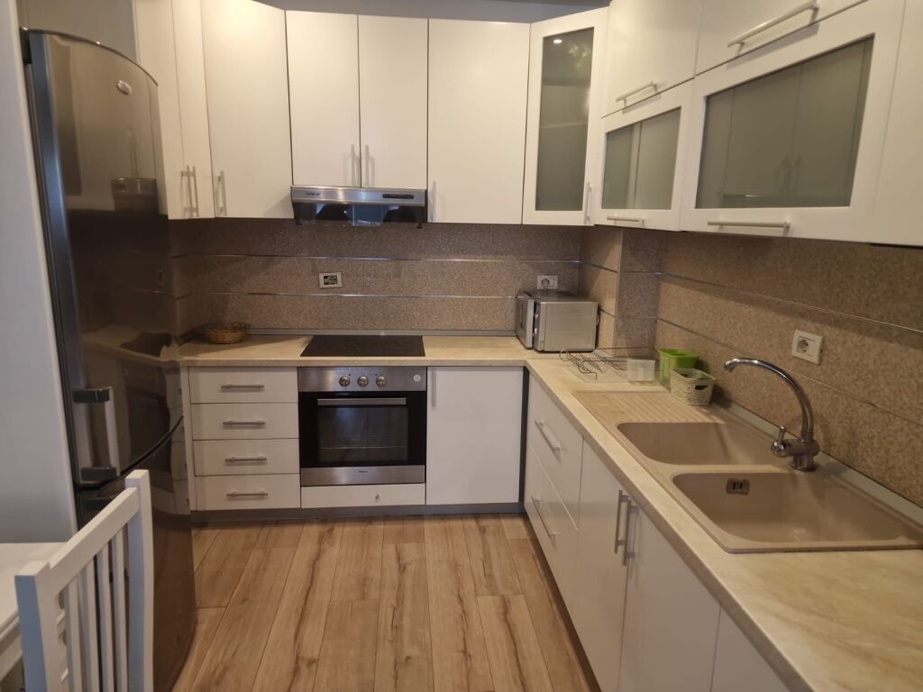 Shitet apartament 2 + 1  +2 Komuna e Parisit.