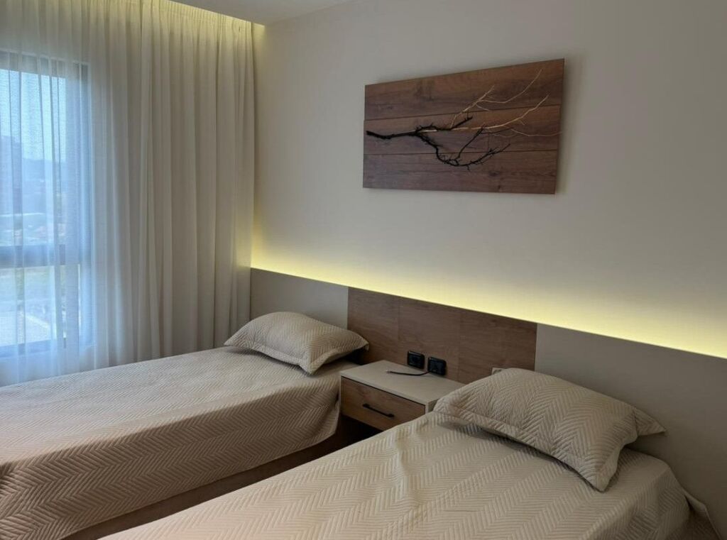 Apartament  2+1 + Gardërobë për Shitje – Përballë Kompleksit Delijorgji