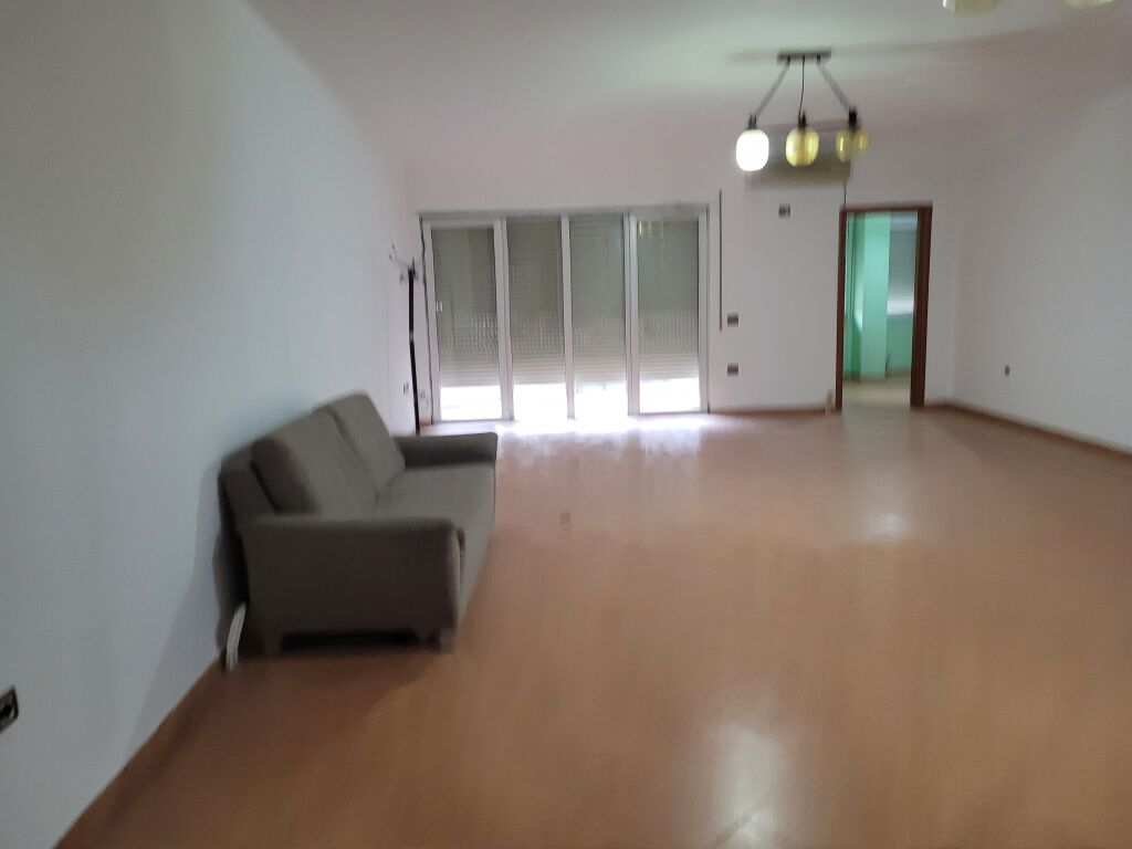 Shitet  apartament  3 +1+2  +parkim fillimi rruges  Kodra e Diellit  