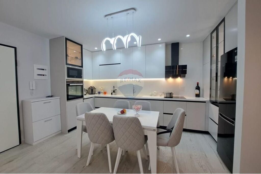 🌊 APARTAMENT LUKSOZ  2+1+2 NË SHITJE – LUNGOMARE, VLORË