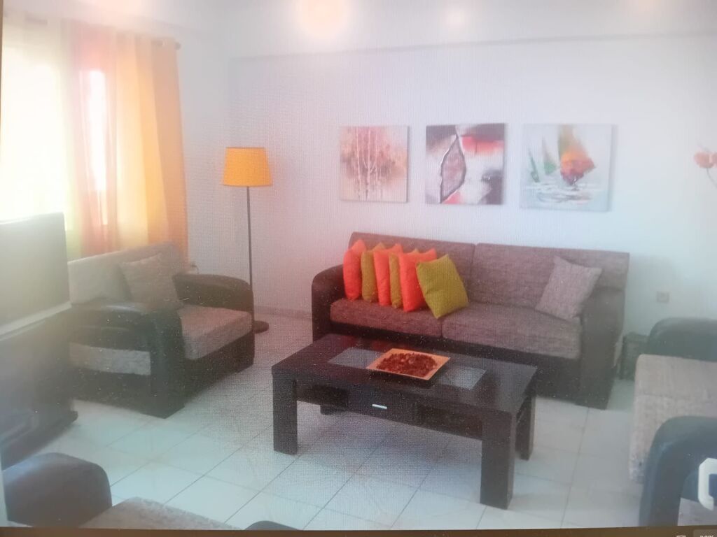 1+1 arredato di fronte a Delijorgji