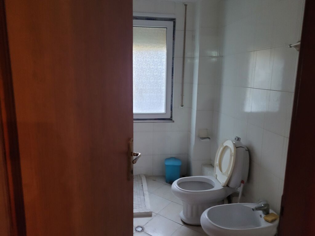 Shitet  apartament  3 +1+2  +parkim fillimi rruges  Kodra e Diellit  