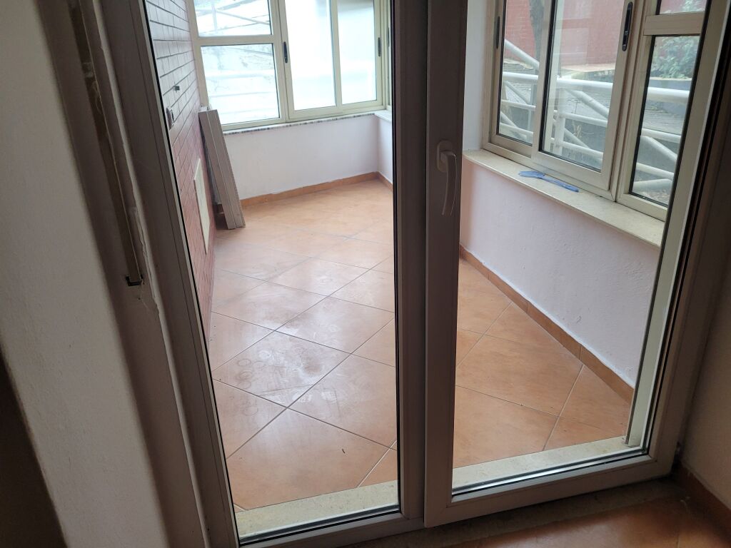 Shitet  apartament  3 +1+2  +parkim fillimi rruges  Kodra e Diellit  