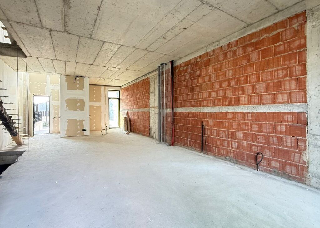 Vilë e Bashkangjitur për Shitje pranë TEG