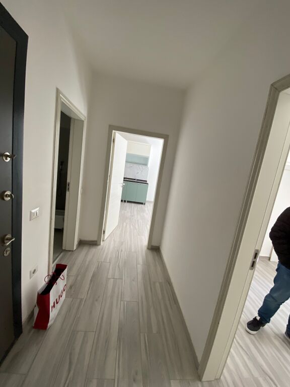 Jepet me qera Apartament 1+1 ne rrugen 5 Maj