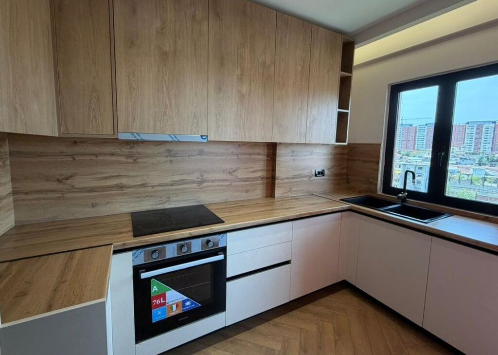 Apartament  2+1 + Gardërobë për Shitje – Përballë Kompleksit Delijorgji