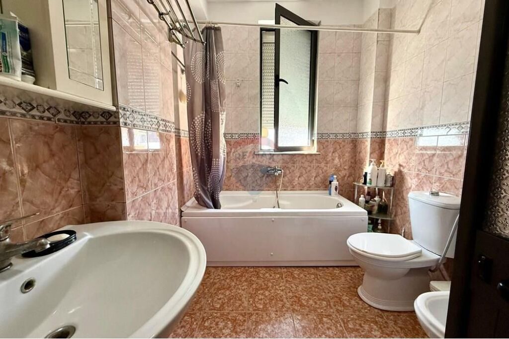 Appartamento - In Vendita - Via Ali Demi, Tirana