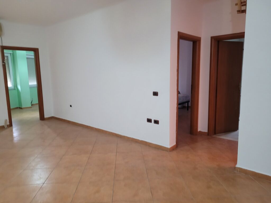 Shitet  apartament  3 +1+2  +parkim fillimi rruges  Kodra e Diellit  