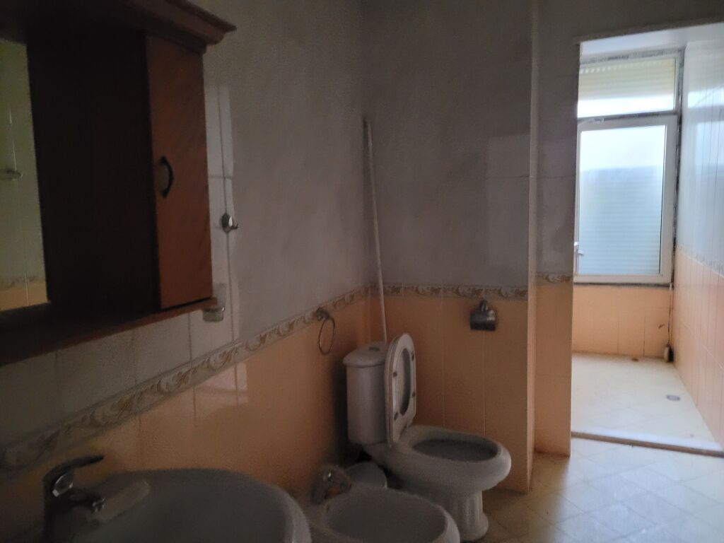 Shitet  apartament  3 +1+2  +parkim fillimi rruges  Kodra e Diellit  