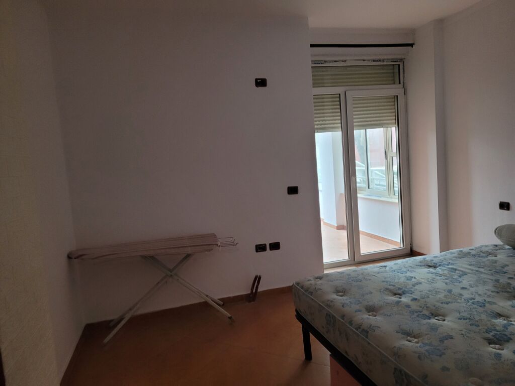 Shitet  apartament  3 +1+2  +parkim fillimi rruges  Kodra e Diellit  
