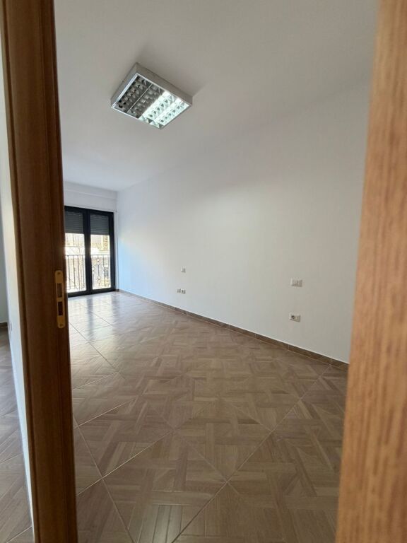 Jepet ambient per zyra me qera 1+1 tek Rruga e Sales Qender Tirane !