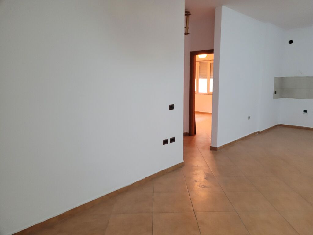 Shitet  apartament  3 +1+2  +parkim fillimi rruges  Kodra e Diellit  
